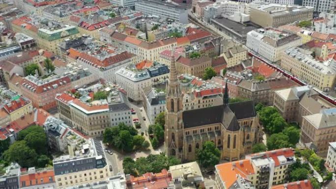 阳光灿烂的一天飞越维也纳市中心著名大教堂航空全景4k奥地利