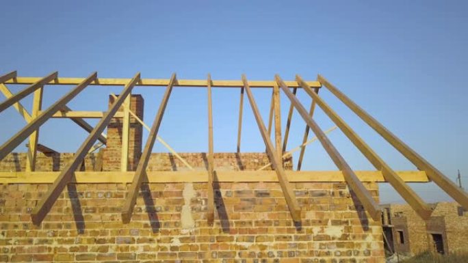 在建木屋面结构未完成砖房的鸟瞰图。