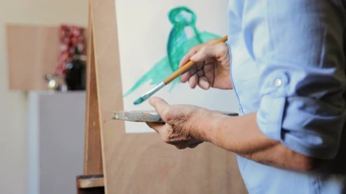 艺术学校老年人上课学习如何绘画