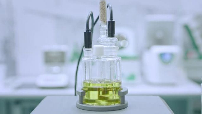 带有快速移动搅拌棒的磁性混合搅拌器，用于在药房实验室混合液体，医学展览: 特写，超慢动作。化学、科学