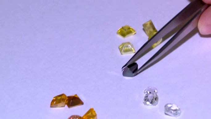 巨大的钻石多面钻石和祖母绿