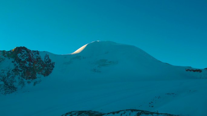 雪山山脉冬天雪景山峰高峰登峰登山山顶大雪