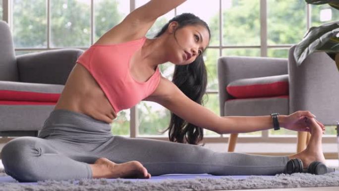 亚洲女性在家锻炼坐门姿势瑜伽