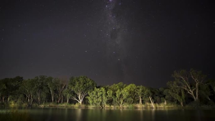 晚上默里河岸的银河系时间流逝。月亮在最后升起。澳大利亚内陆。