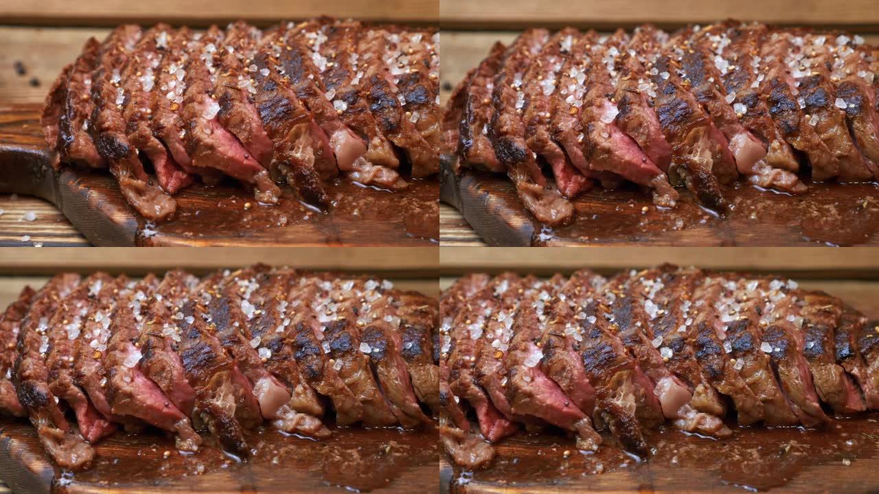 在木制切菜板上切成薄片的烤肉牛扒和香料