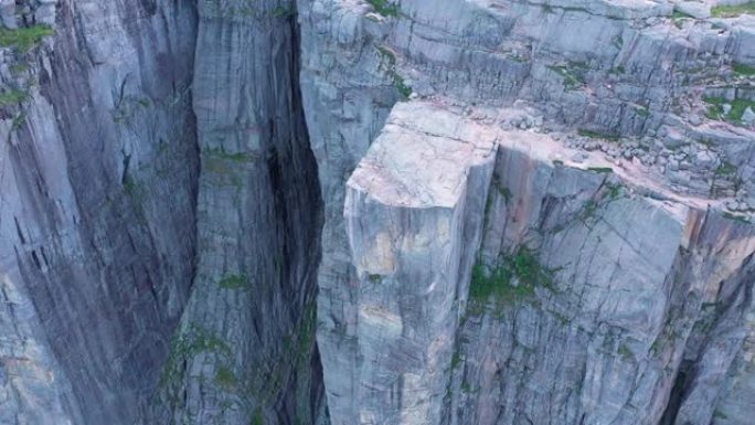 飞越挪威著名的Preikestolen讲坛岩