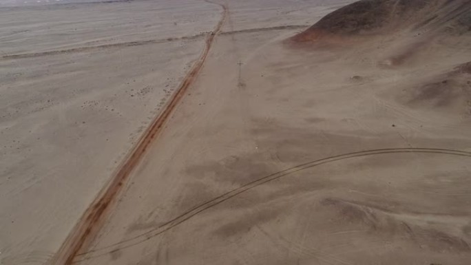 沙丘运动的航拍视频。UTV和四轮自行车