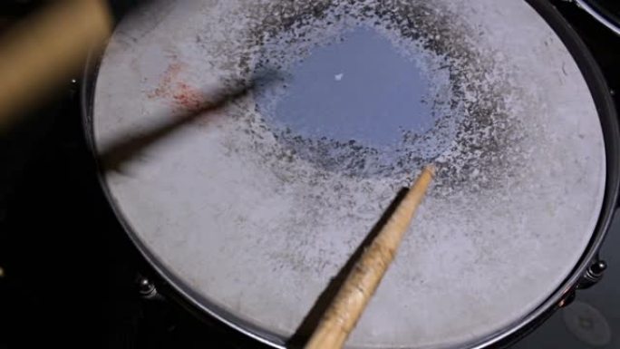 鼓手演奏鼓组的手的特写镜头。鼓手演奏鼓组的特写镜头。