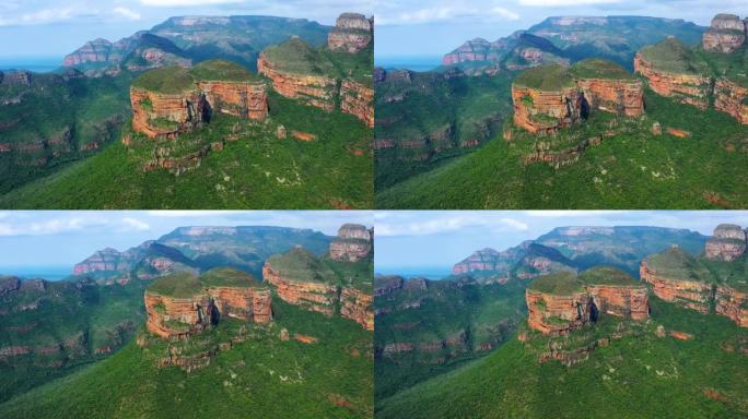 在南非，他的三个朗达维尔 (rondavel) 在布莱德河峡谷上空的无人机鸟瞰图。美丽的风景充满自然