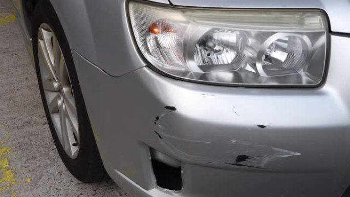 汽车保险杠上的划痕或凹痕。车祸。汽车保险。