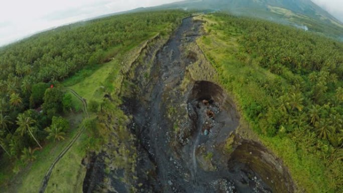 火山灰流出河流的航拍。黎牙实比市。马永火山。菲律宾