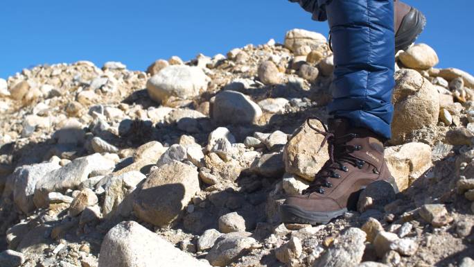 石头路 脚步特写 登山脚步 登山的脚步