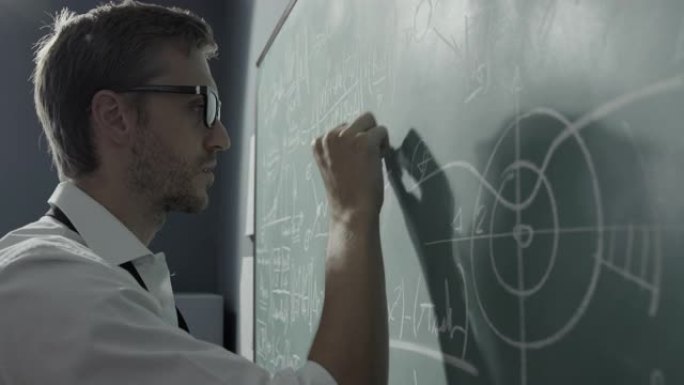 创意数学家在黑板上写公式