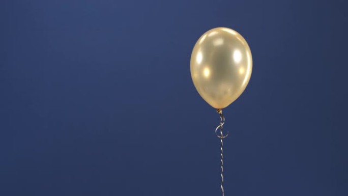 视频中出现了一个装饰元素-金色气球，作为色度键的惊喜，这是情人节，生日，圣诞节或新年的礼物。