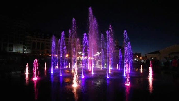 晚间城市的音乐喷泉