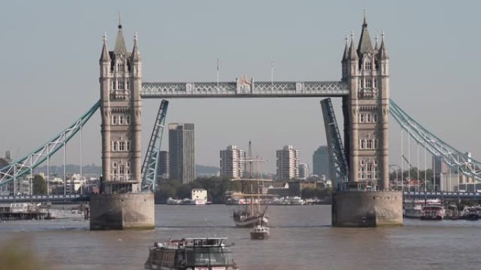 塔桥为进入伦敦游泳池的高船打开