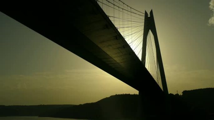 太阳在博斯普鲁斯海峡出口处过桥