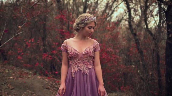 幻想金发可爱的公主的肖像。女人穿着皇家奢华的紫色长裙，露肩。迷人的设计时装模特。银冠。精灵女王在神话