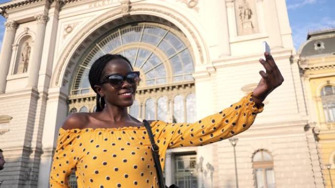 千禧一代非洲游客的肖像，编发自拍 -- 手持相机