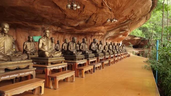 佛像在落基山脉下布置了许多大型岩山。泰国Bueng Kan省的Wat Phu Thok，