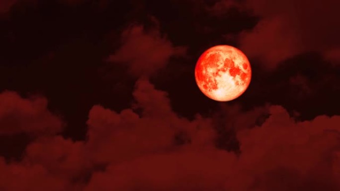 红月升起在夜空和红云移动通过在万圣节的节日