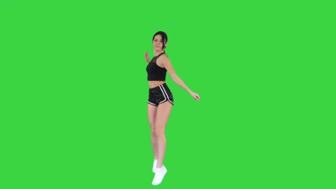 绿色屏幕上性感跳舞的年轻运动女人，色键