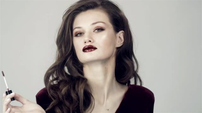 迷人的自恋女孩和红色唇彩。