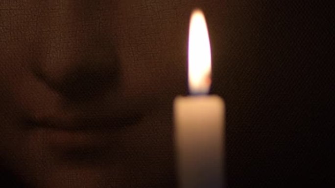 用蜡烛照亮的乔康达·蒙娜丽莎的微笑