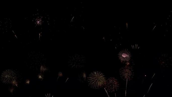 除夕之夜五颜六色的烟花散放在夜空中熠熠生辉，烟花表演庆典背景