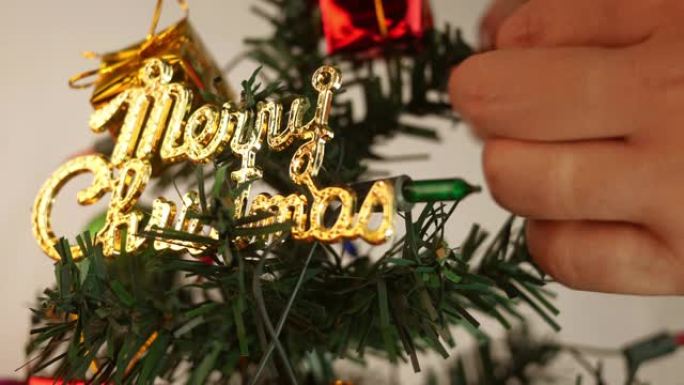 女人用小玩意儿、灯和小礼物装饰圣诞树，给孤立在白色背景上的新2020年礼物。