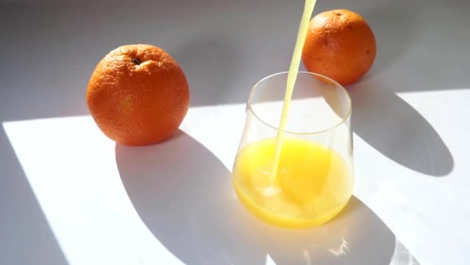 从顶视图看一杯新鲜橙汁。在白色背景上