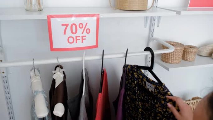 女人在商店里大减价买衣服