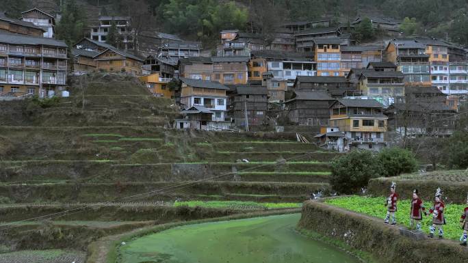 贵州少数民族梯在田上对唱