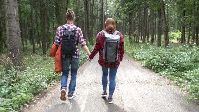 年轻夫妇在山林中漫步
