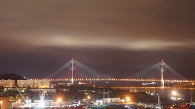 符拉迪沃斯托克 (Vladivostok) 夜景的时间圈，可欣赏港口和俄罗斯桥梁的景色。