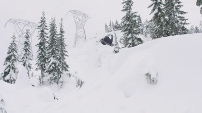 有趣的撞车人试图在滑雪板上做后空翻，脸掉进雪里，笑着