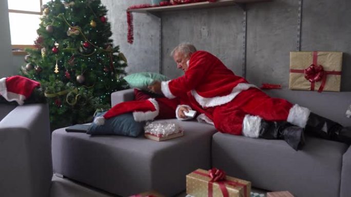 圣诞老人在工作了一整天后试图小睡一会儿