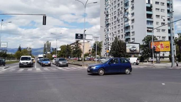 在马其顿斯科普里的高峰时间，繁忙的人群步行和繁忙的交通