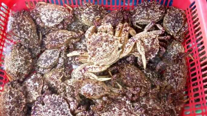 海鲜市场出售的活蟹。