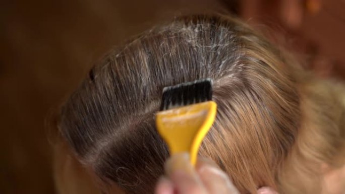 理发师正在垂死年轻女子的发根。