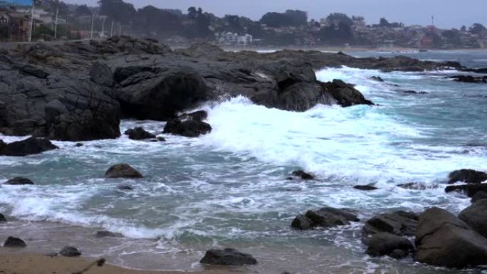 智利昆泰岩石海岸被海浪袭击-近距离观看