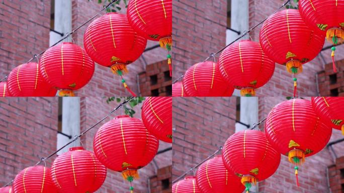 美丽的圆形红灯笼挂在古老的传统街道上，是中国农历新年的概念。