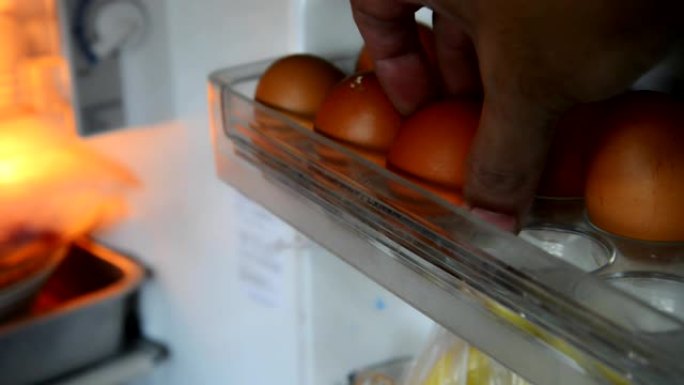 将鸡蛋放入冰箱的托盘中