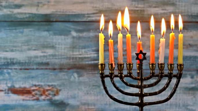 在烛台光明节 (menorah chanukah) 中点燃八支蜡烛是犹太灯节，每晚以烛台照明来庆祝