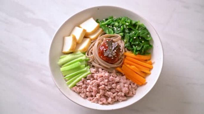 韩国辣冷面-bibim makguksu或bibim guksu-韩国美食风格