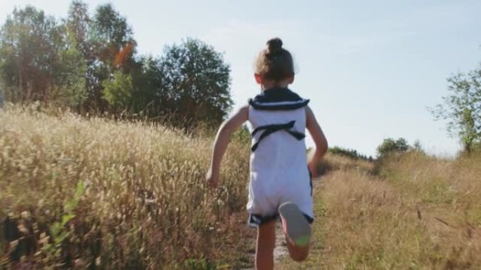 小女孩在乡村道路上奔跑