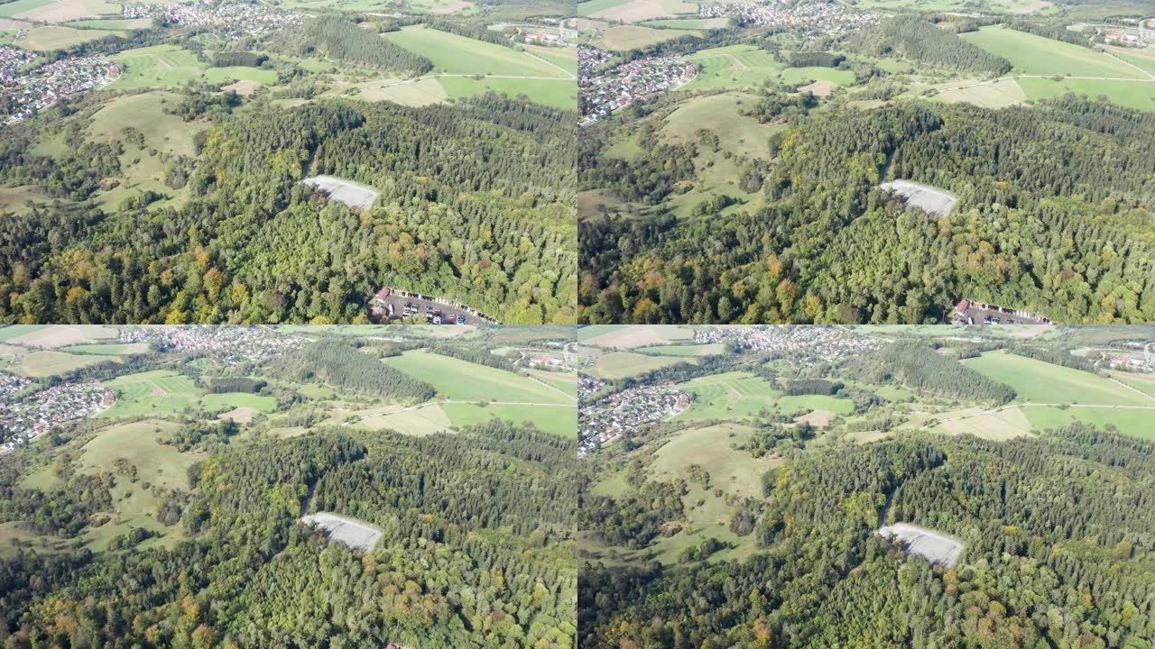 霍亨索伦堡 (霍亨索伦城堡) 的空中全景，山丘和村庄被森林环绕，树叶美丽