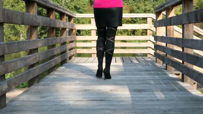走在木桥上的女人。