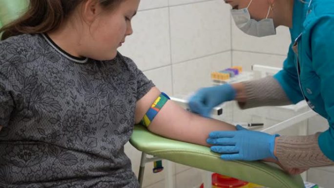 一个十几岁的女孩献血进行分析。静脉采血。