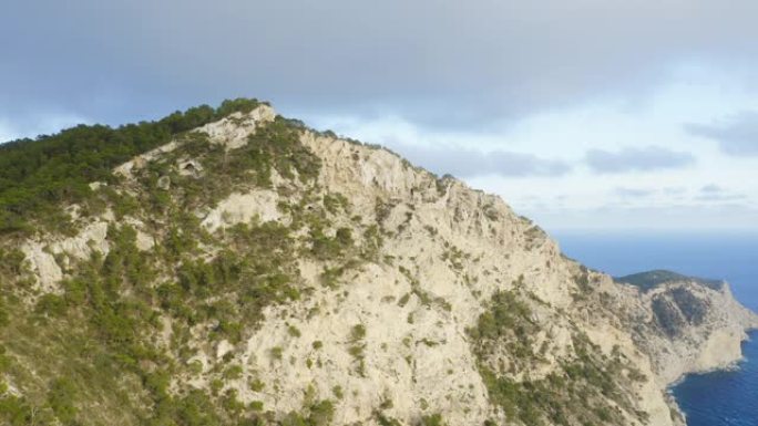 盘旋在岩石悬崖森林之上，并享有海景